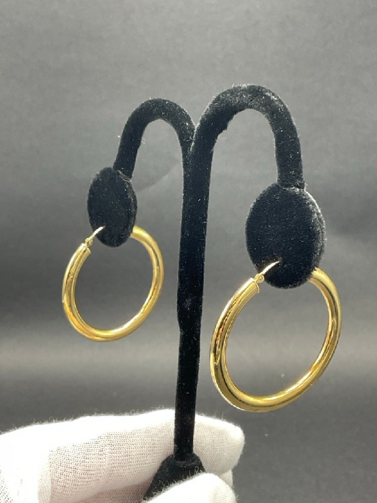 Large 1 1/2?? 14K Yellow Gold Hoop Earrings: Large 1 1/2” 14K Yellow Gold Hoop Earrings.Total weight: 3 grams.