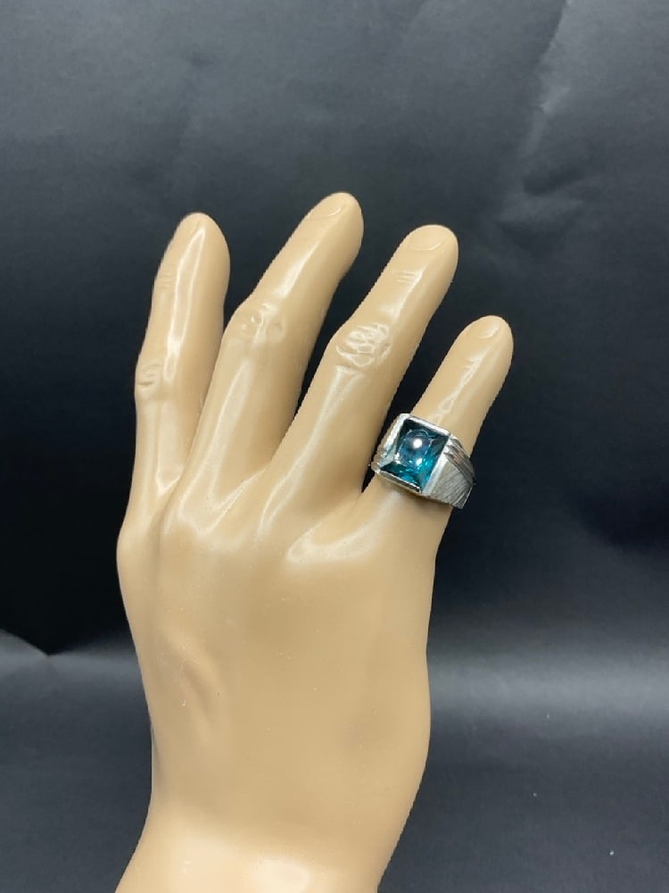 10K White Gold Men's Ring with Blue Stone: 10K White Gold Men's Ring with Blue Stone. Total weight: 7.1 grams. Size 10.