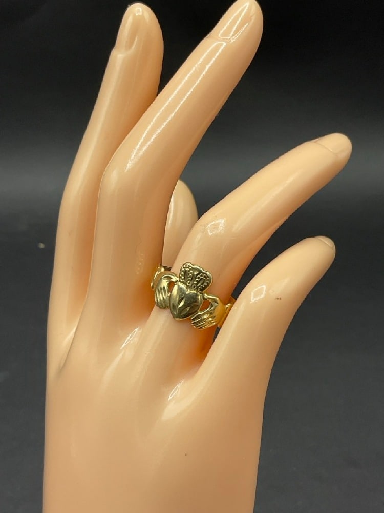 Vintage 14K Yellow Gold Irish Claddah Ring: Vintage 14K Yellow Gold Irish Claddah Ring. European markings.Total weight: 3.8 grams.Size 10.