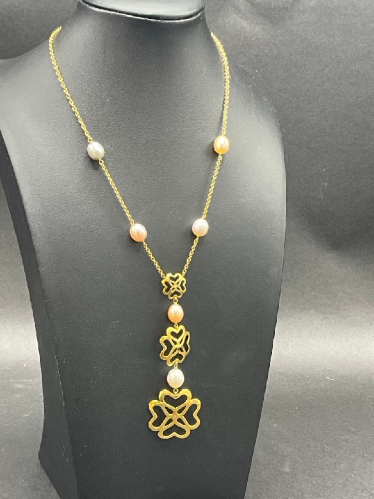 Italian Designer Le-Gi 18K Multi-Colored Pearl Necklace: Italian Designer Le-Gi 18K Multi-Colored Pearl NecklaceStamped 750, Legi and Italian trade markings. Dimensions: 14” neck length and 10 1/2” drop. Total weight: 15.3 grams.