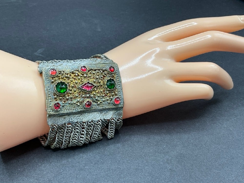 Vintage Silver Toned Jewelery Bracelet (1 of 4)