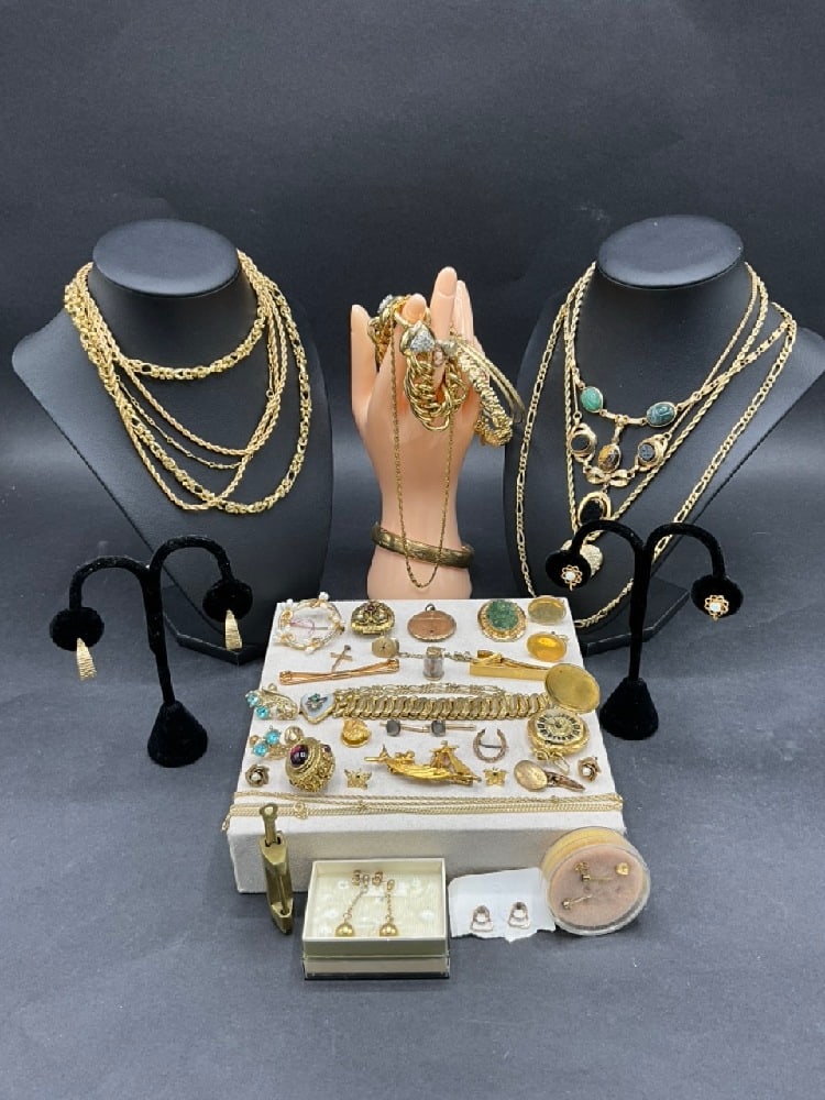 Vintage Goldtone Jewelry Group: Compiled vintage gold tone and goldfilled jewelry group. As seen in photograph preview.