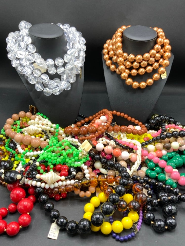 Vintage Plastic Bead Necklaces Lot: Vintage Plastic Bead Necklaces Lot. As seen in photograph preview.