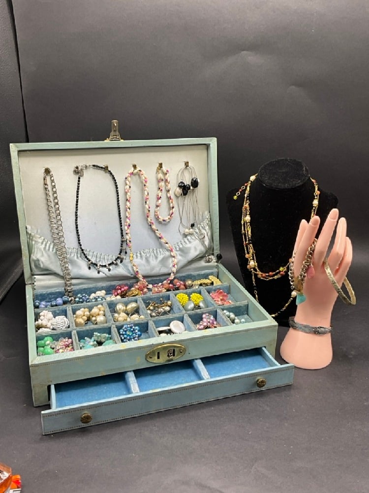 Vintage Jewelry Box with Contents: Vintage Jewelry Box with Contents. As seen in photograph preview.