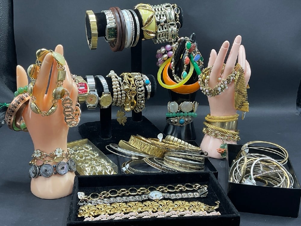 arge Lot Costume Bangles/Bracelets/Watches Lot (1 of 4)
