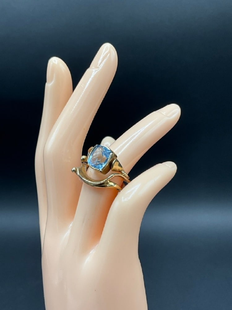 14K Yellow Gold Lady's Aquamarine Ring 4.40 Carats: 14K Yellow Gold Lady's Aquamarine Ring.The ring consists of one antique cushion cut natrual aquamarine set into a 14K yellow gold handmade bezel with a 14K yellow gold handmade mounting. The aquamarin
