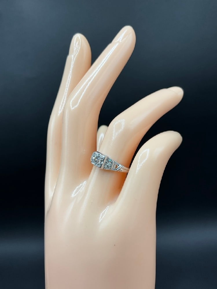 Diamond Engagement Ring Platinum: Diamond Engagement Ring Set in Platinum.Total weight: 2.3 grams. Size 5.