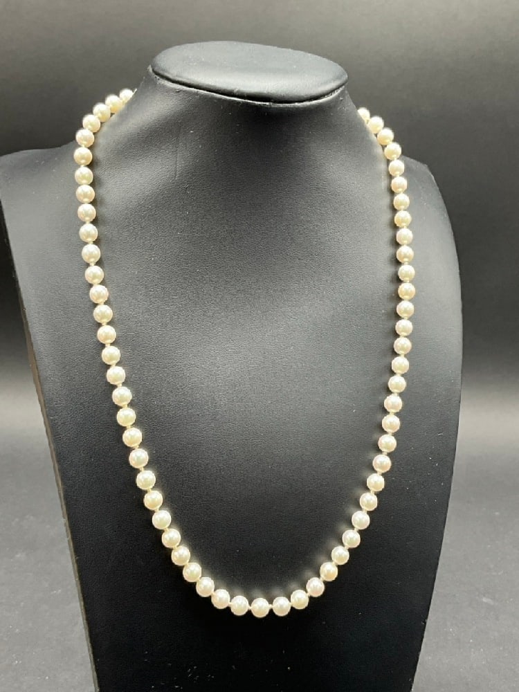 Single Strand Pearl Necklace with 14K Clasp: Single Strand Pearl Necklace with 14K Clasp.Dimensions: 15" length.5.5mm-6mm.