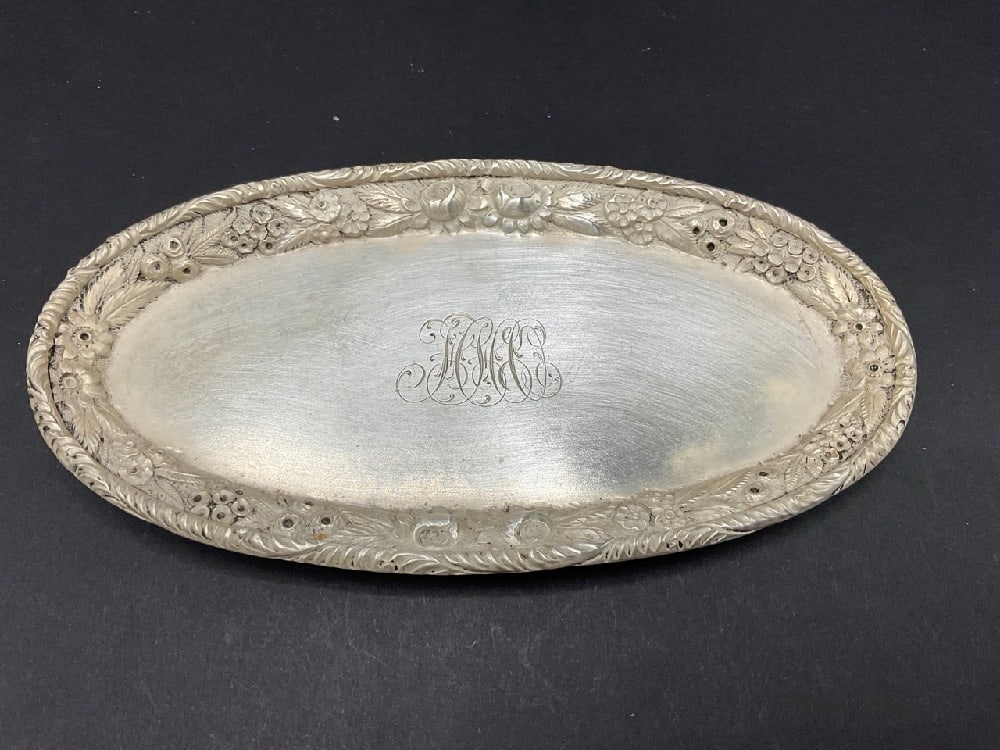 Theodore B.Starr Sterling Silver Trinket Dish: Theodore B.Starr Sterling Silver Trinket Dish.Good Condition, Please See Photograph Preview. Total Weight: 63.2 g 5 1/4”L