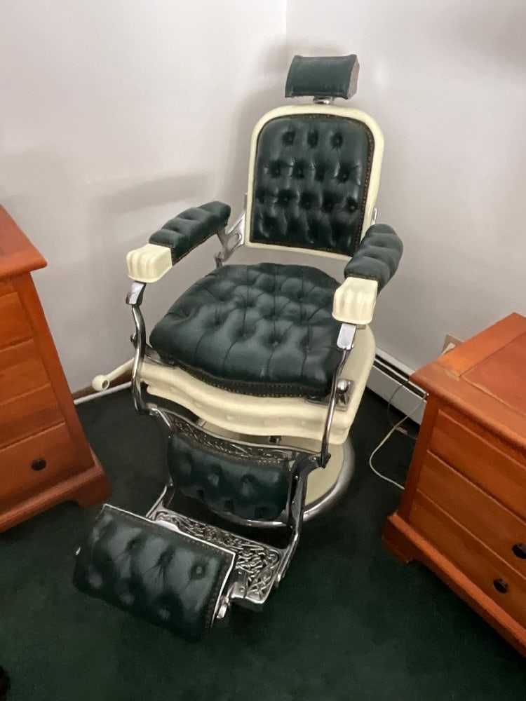 Koken Porcelain Enameled Barber Shop Chair: Koken Porcelain Enameled Barber Shop Chair.