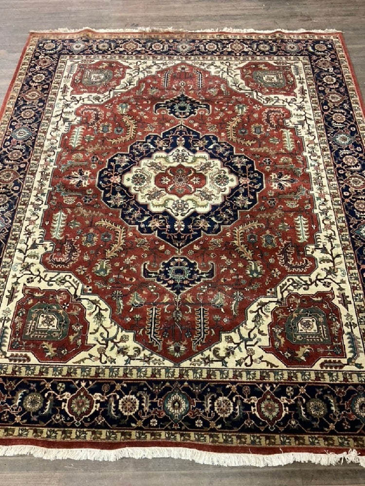 Indian Hand Woven 100% Wool Rug: Indian Hand Woven 100% Wool Rug.Condition: There is a hole towards the edge, see images. Dimensions: 10’ 2” x 8’ 2”