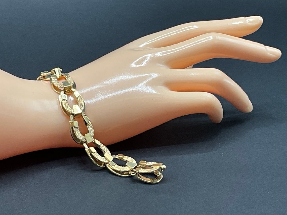 14K Yellow Gold Equestrian Horseshoe Bracelet: 14K Yellow Gold Equestrian Horseshoe Bracelet.Dimensions: 7 1/4” x 5/8” Total weight 40.9 grams.