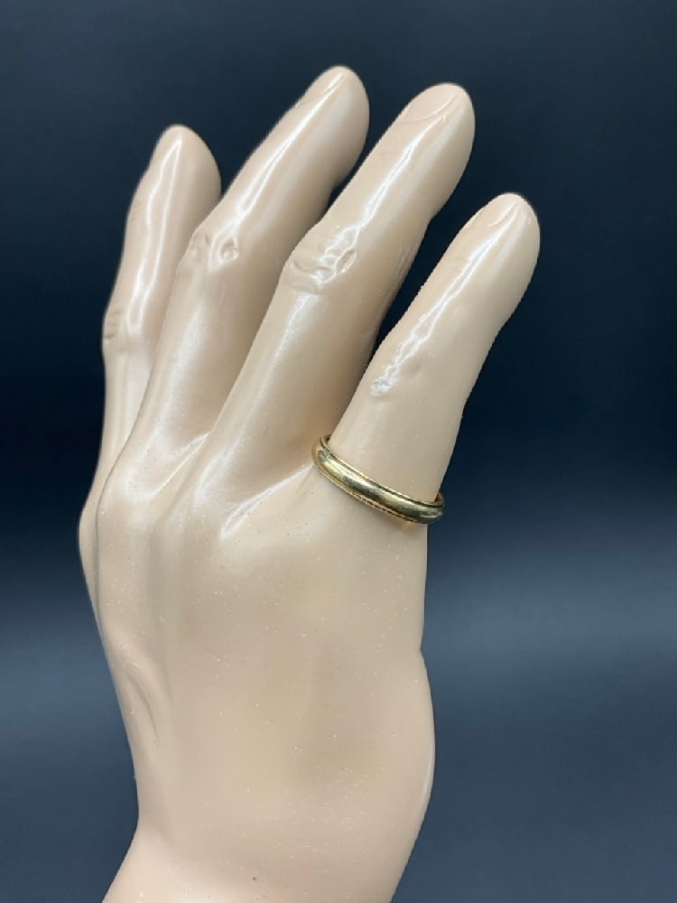 14K Yellow Gold Men’s Art Carved Wedding Ring: 14K Yellow Gold Men’s Art Carved Wedding Ring.Size 11.Total weight: 3.7 grams.