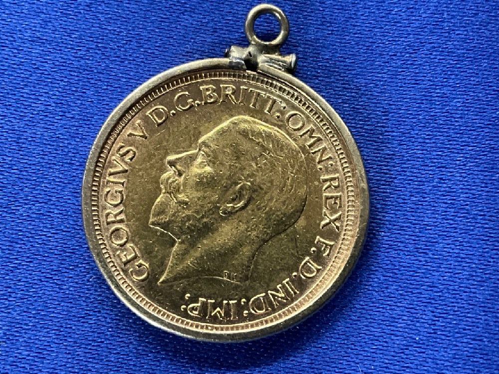 1929 British Sovereign with 10K Yellow Gold Bezel: 1929 British Sovereign with 10K yellow Gold Bezel.Total weight: 9.2 grams. Coin Purity .917. Coin Weight: 7.98 grams.