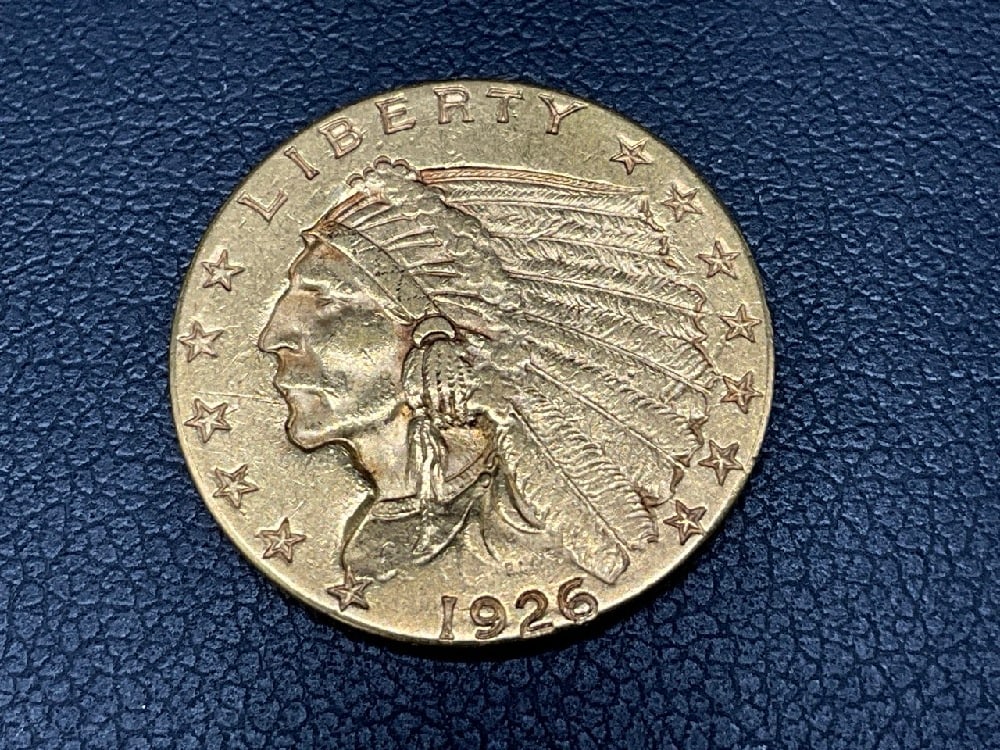 1926 $2.5 Dollar Gold Indian U.S. Coin: 1926 $2.5 Dollar Gold Indian U.S. Coin. Total weight: 4.18 grams. 90% gold purity. 446,000 mintage.