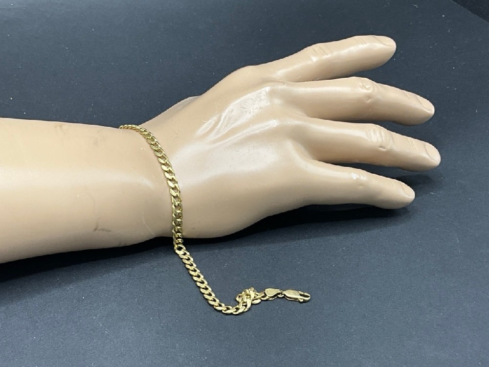 18K Yellow Gold Italian Cuban Link Bracelet: 18K Yellow Gold Italian Cuban Link Bracelet.Dimensions: 9 1/4” L Total weight: 12.4 grams.