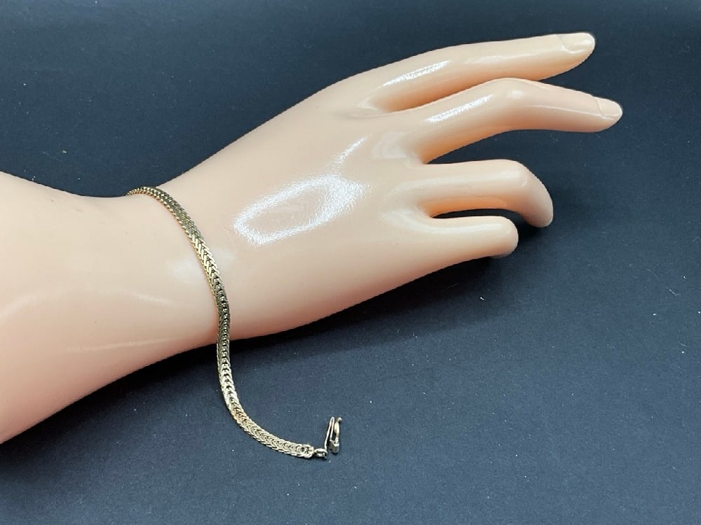 14K Solid Yellow Gold Italian Herringbone Bracelet: 14K Solid Yellow Gold Italian Herringbone Bracelet.Total weight: 6.2 grams. Dimensions: 7 1/4" length.