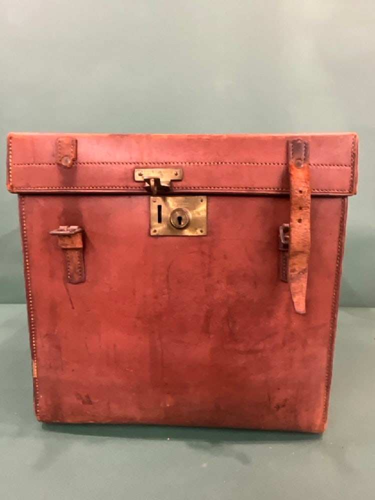 Victorian Leather Square Hat Box: Victorian Leather Square Hat BoxGood Condition, Please See Photographs Preview .Dimensions: 17 1/2” L x 17 1/2” W x 17” H