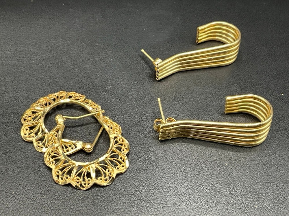 Two (2) Pairs, 14K Yellow Gold Earrings: Two (2) Pairs, 14K Yellow Gold Earrings. Total weight: 5.5 grams.