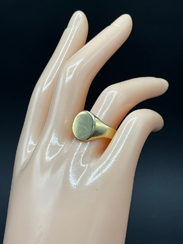 14K Yellow Gold Blank Initial Ring size 9: 14K Yellow Gold Blank Initial Ring. Size 9.Total weight: 5.6 grams.