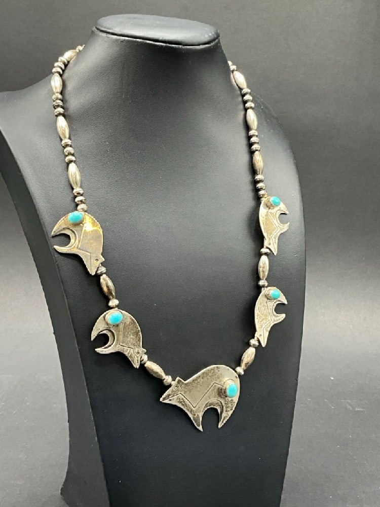 20?? American Indian Sterling Silver Bear Necklace: 20” American Indian Sterling Silver Bear Necklace.Total weight: 40.8 grams Dimensions: 1 3/4” x 1 1/2” largest 1 1/4” x 1” Small bears