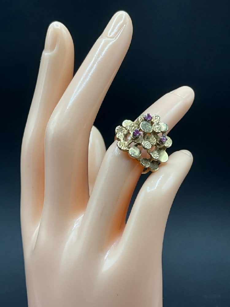 14K Yellow Gold and Ruby Modernist Design Ring.Size 5.Total weight: 5.6 grams.: 14K Yellow Gold and Ruby Modernist Design Ring.Size 5.Total weight: 5.6 grams.