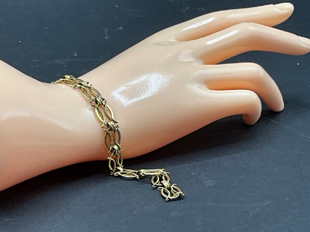 14K Yellow Gold Charm Bracelet. Dimensions: 7 1/4?? LTotal weight: 9.1 grams. 10mm wide.: 14K Yellow Gold Charm Bracelet. Dimensions: 7 1/4” LTotal weight: 9.1 grams. 10mm wide.