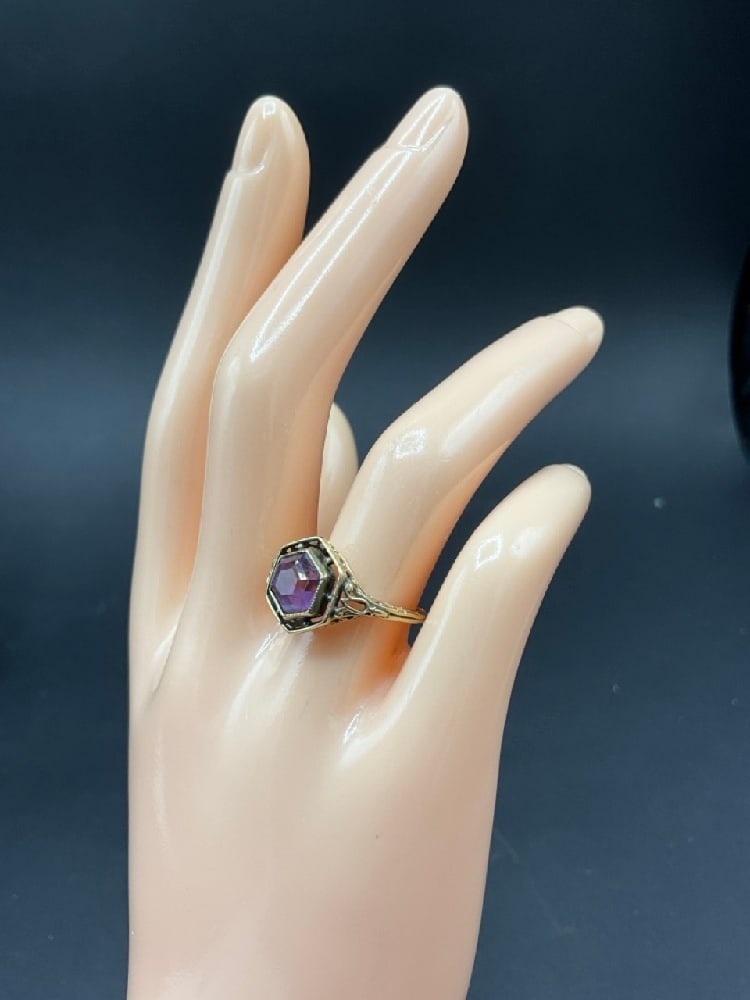 10K Yellow Gold Amethyst Lady's Ring.Size 6.5Total weight: 2.7 grams.: 10K Yellow Gold Amethyst Lady's Ring.Size 6.5Total weight: 2.7 grams.