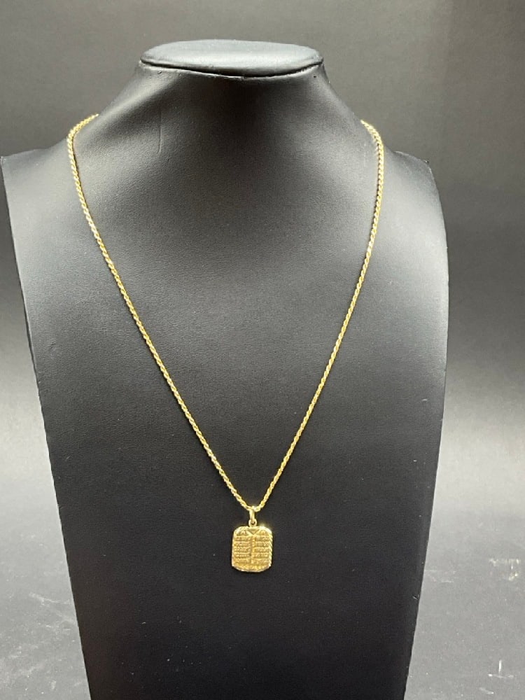 14K Yellow Gold Judaica Torah Pendant w/ 18?? Rope Chain.Total weight: 5.7 grams.: 14K Yellow Gold Judaica Torah Pendant w/ 18” Rope Chain.Total weight: 5.7 grams.