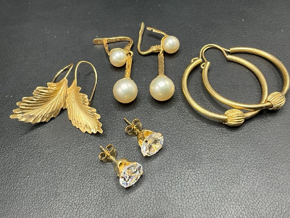 Four (4) Pairs, 14K Gold Earrings. Stud earrings, pearl earrings, hoops and leaf form. Total weight:: Four (4) Pairs, 14K Gold Earrings. Stud earrings, pearl earrings, hoops and leaf form. Total weight: