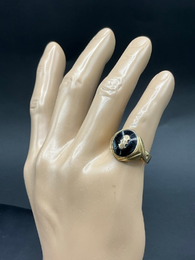 Damaged 10K Masonic Signet Ring Order of Odd Fellows: Damaged 10K Masonic Signet Ring Order of Odd Fellows .Size 10.5.7 grams.
