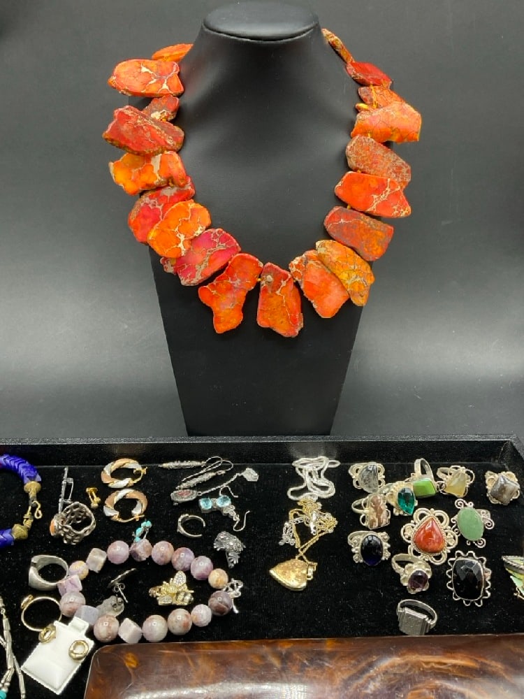 Costume Jewelry with Orange Jasper Necklace and Sterling Silver: Costume Jewelry with Sterling Silver.Total weight: 82 grams.As seen in photograph preview.