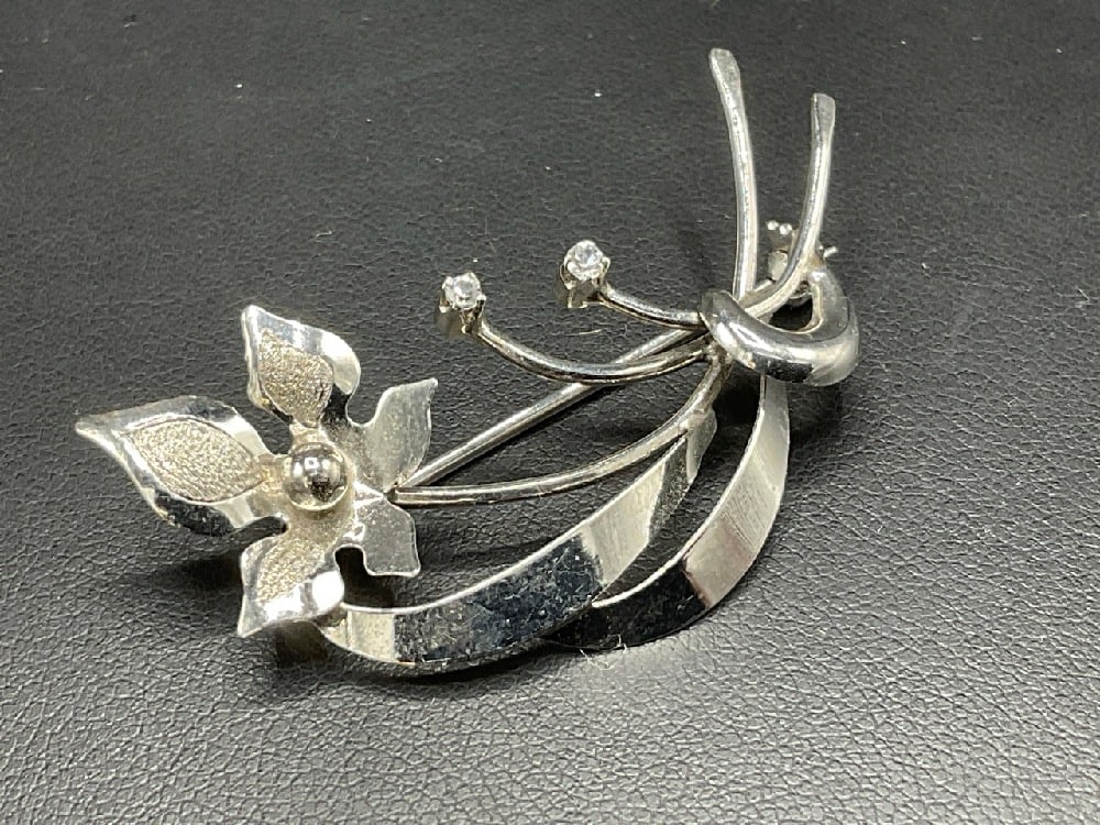 14K White Gold Diamond Flower Pin: 14K White Gold Diamond Flower Pin. Total weight: 4.6 grams. Dimensions: 1 3/4” x 1 1/4”.