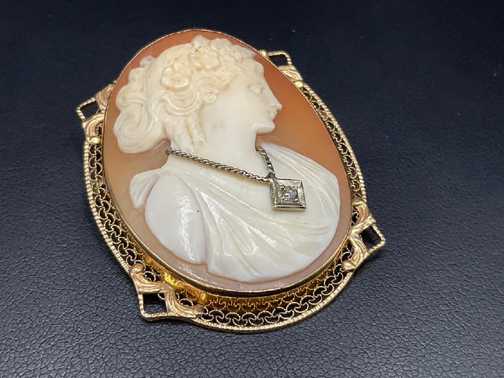 14K Yellow Gold Cameo Brooch/Pendant with Diamond: 14K Yellow Gold Cameo Brooch/Pendant with Diamond.Total weight: 10 grams.Dimensions: 1 3/4” x 1 1/4”