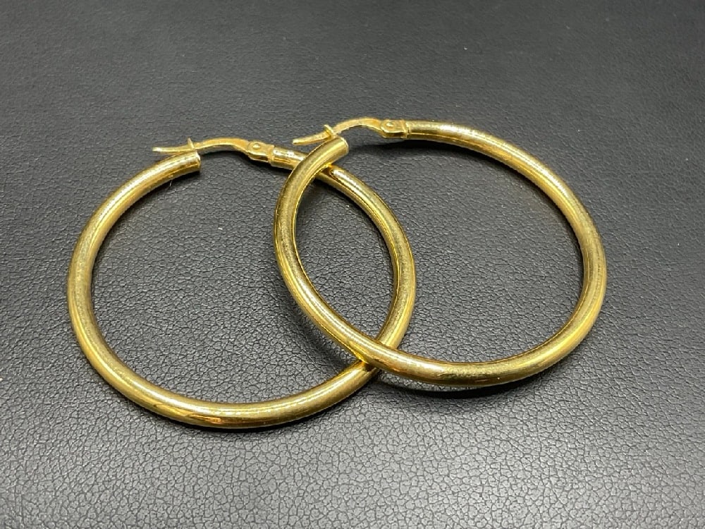 18K Yellow Gold 1 1/2" d Hoop Earrings: 18K Yellow Gold 1 1/2" d Hoop Earrings. Hollow form. Good condition. Total weight: 2.2 grams.