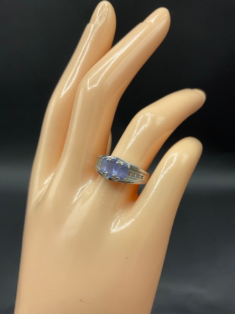 14K White Gold Ring w/ Purple Stones and Diamonds: 14K White Gold Ring w/ Purple Stones and Diamonds.Size 7.Total weight: 5 grams.