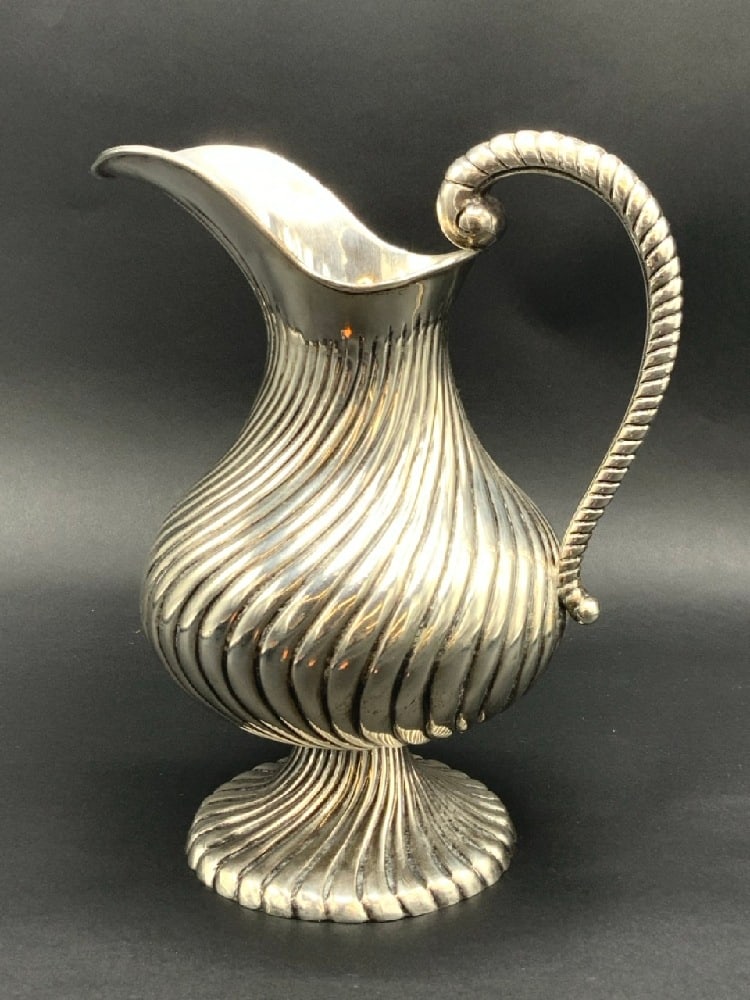 Tiffany & Co Sterling Silver Pitcher - 724 g/23.27 t oz: Tiffany & Co Sterling Silver Pitcher - Holds 38 ounces of fluid. Total weight: 724 g or 23.27 t oz. Dimensions: 9”