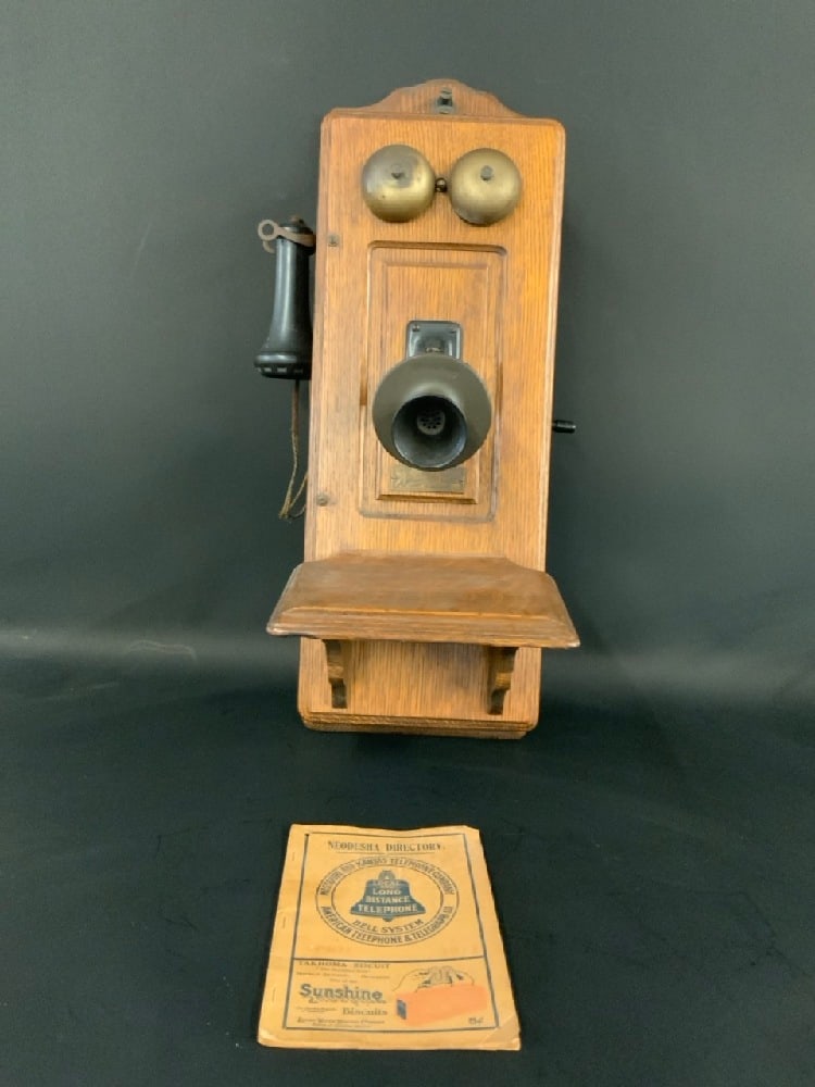 Monarc Chicago, USA Telephone Mfg. Co.Wall Mounted Crank Telephone: Monarc Chicago , USA Telephone Mfg. Co.Wall Mounted Crank Telephone Good Condition, Please See Preview Photographs Dimensions: 34”H x 9” W x 12” D