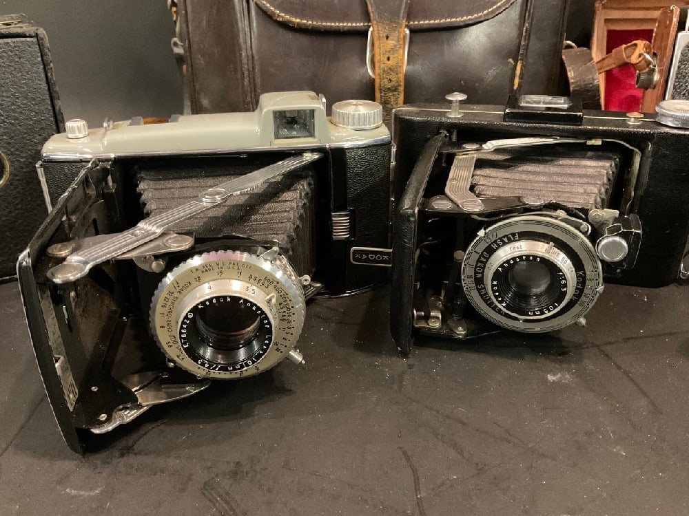 Estate Compiled Vintage Cameras - 4