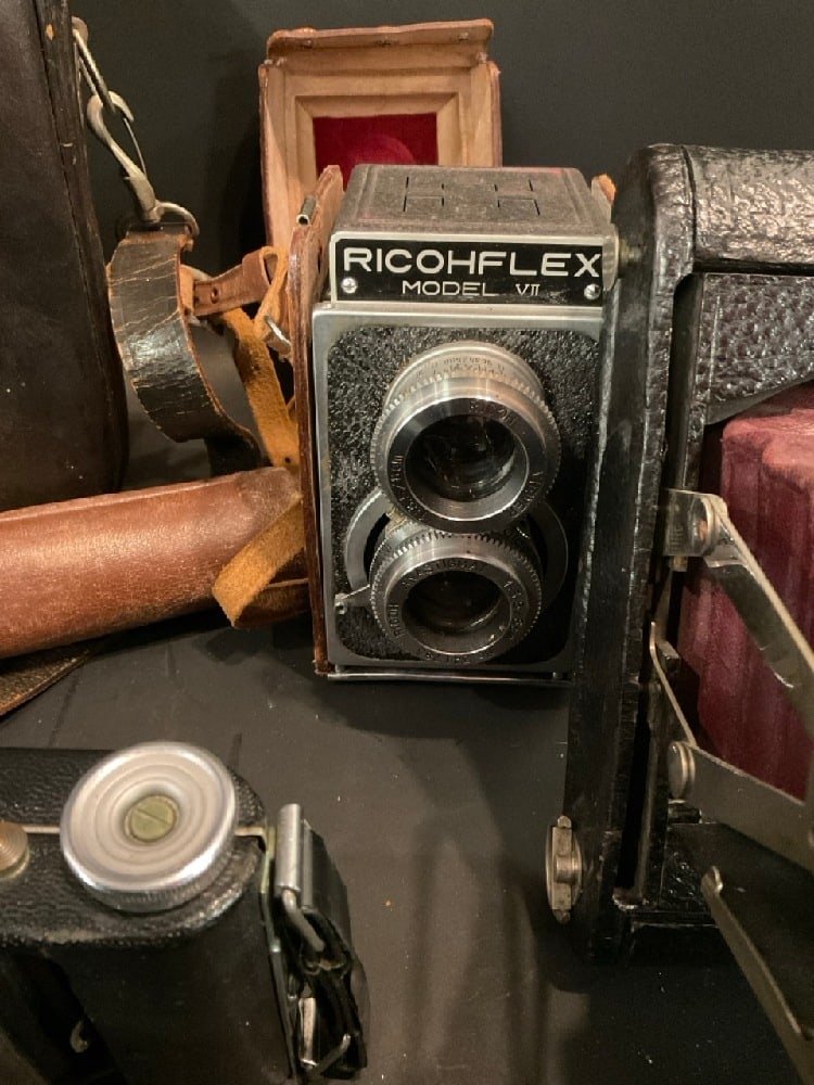 Estate Compiled Vintage Cameras - 5