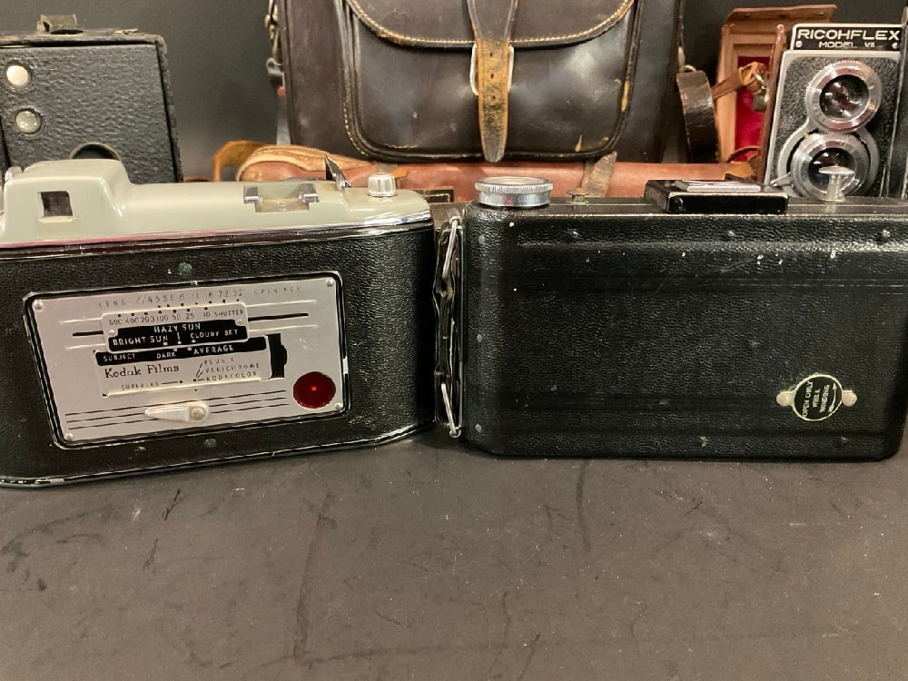 Estate Compiled Vintage Cameras - 6
