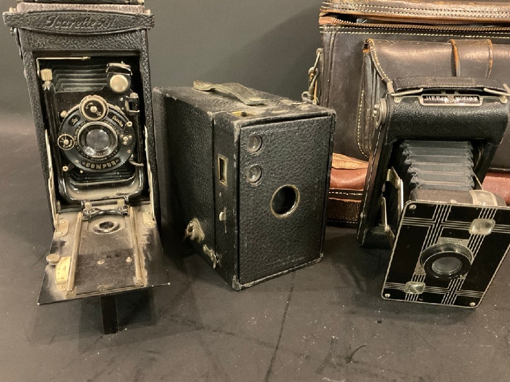 Estate Compiled Vintage Cameras - 9