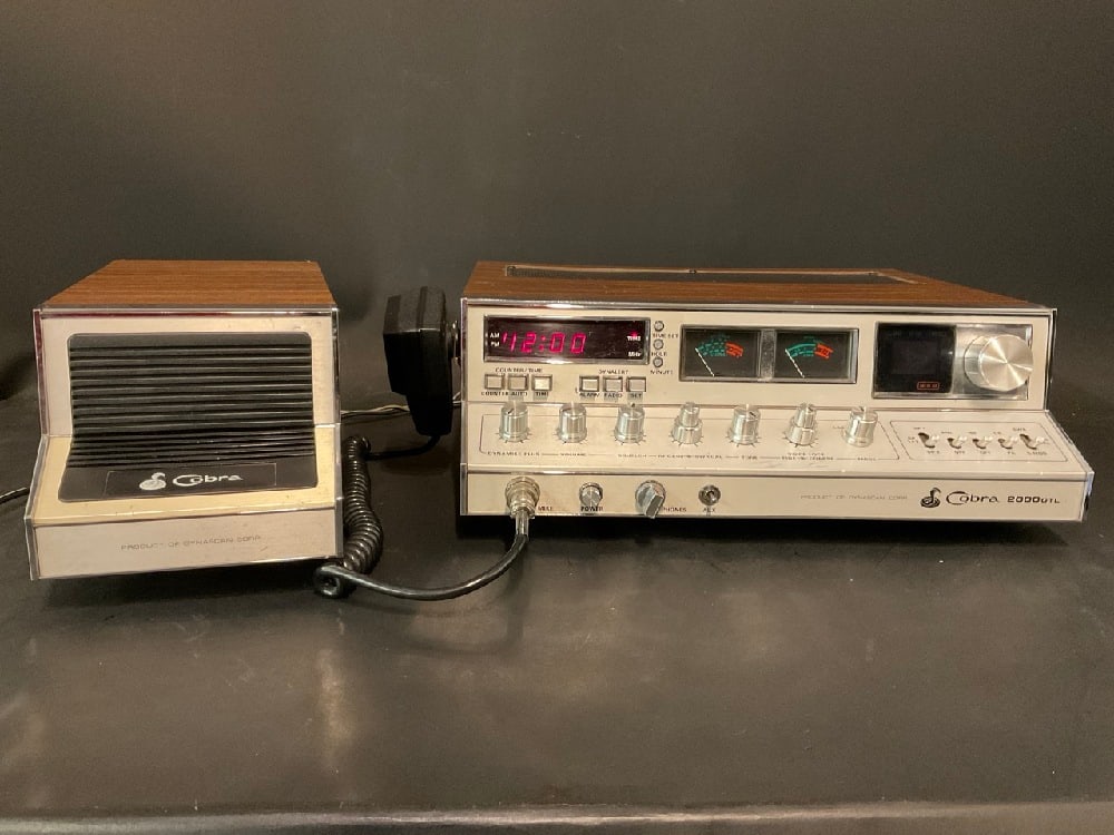 Cobra 2000 GTL CB Radio w/ Speaker (1 of 5)