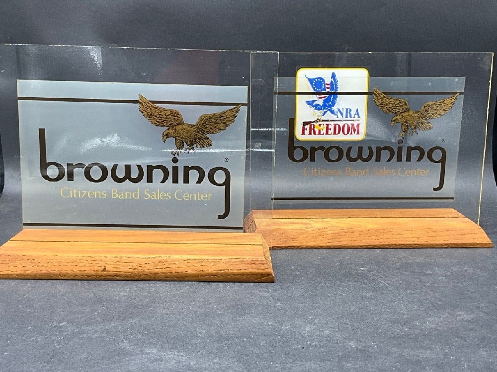 “Browning?? Citizens Band Sales Center Counter Signs: “Browning” Citizens Band Sales Center Counter Signs.Good Condition, Please See Photograph Preview.Dimensions: 10”L x 7 1/2”H (Sign), 10” L x 4” W ( Base)