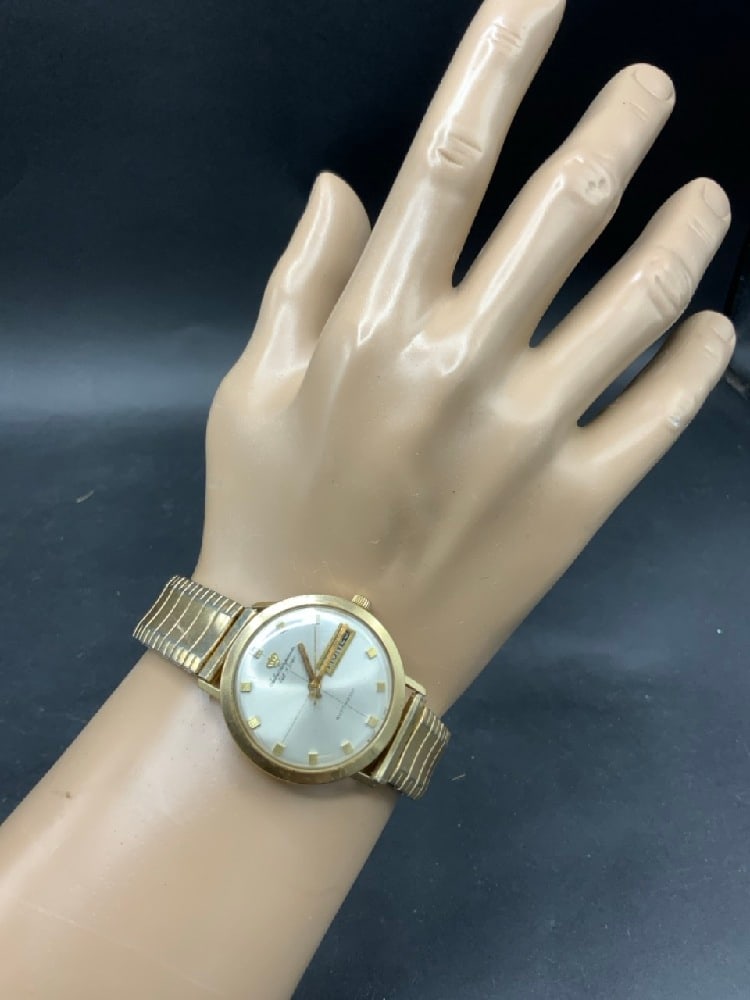 Jules Jorgensen 14K Gold Men's Wrist Watch: Jules Jorgensen 14K Gold Men's Wrist Watch with automatic day date. Working order. Please see photograph preview. Band is not gold.