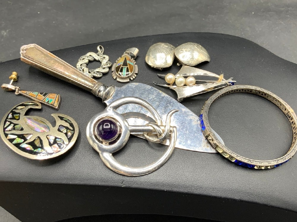 Sterling Silver Jewelry Lot with Server: Sterling Silver Jewelry Lot with Sterling Handled Pie Server.Weight: Jewelry 68.7g, Server 28g