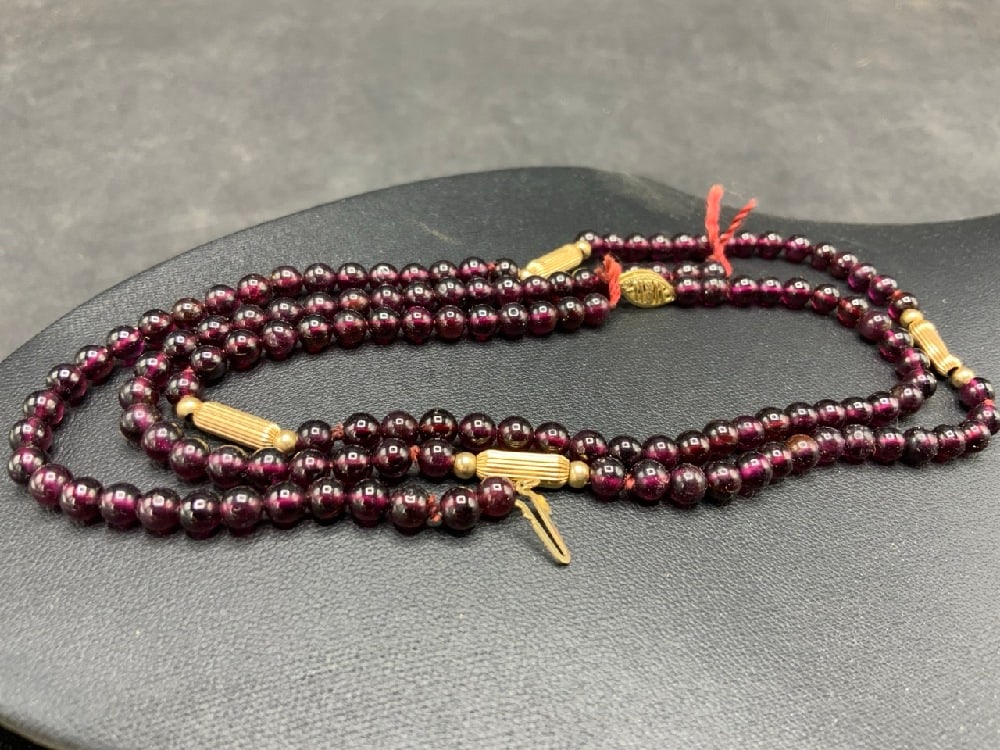 14K Gold Garnet Bead Necklace: 14K Gold Garnet Bead Necklace.Total Weight 38.1 grams.