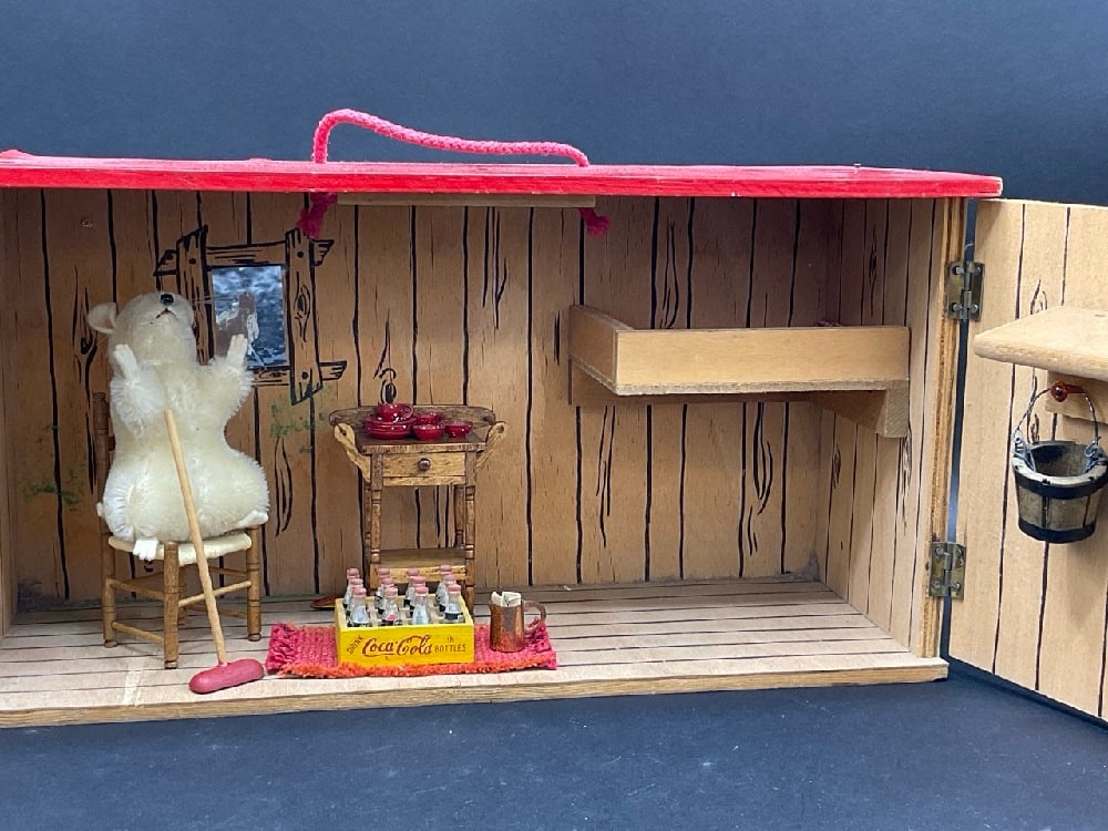Steiff “ Country Mouse House?? with “Pieps?? Includes: Coca Cola, Rug, Broom, PailGood: Steiff “ Country Mouse House” with “Pieps” Includes: Coca Cola, Rug, Broom, PailGood Condition, Please See Preview Photographs Dimensions:13 1/2” L x 5” D x 7” H