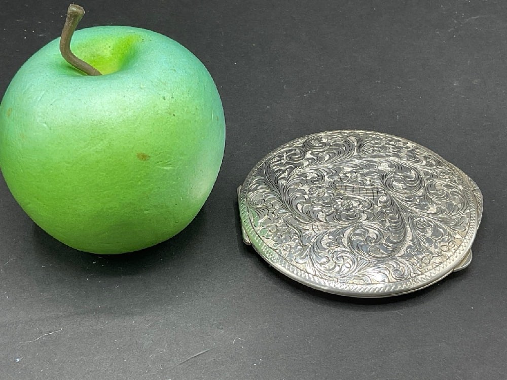 Vintage Italian 800 Silver Compact: Italian 800 Silver Compact. Fancy etched foliage on both sides. Dimensions: 3 1/8” diameter.Total weight: 66 grams or 2.12 Troy ounces.