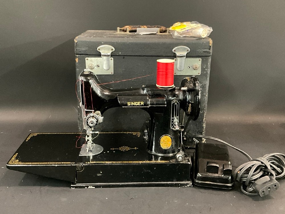 Singer Featherweight Sewing Machine (1 of 5)